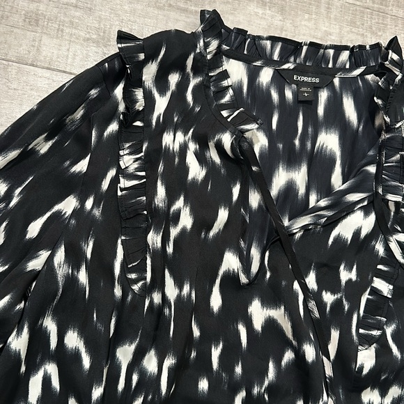 Express women’s abstract long sleeve top - Picture 3 of 7